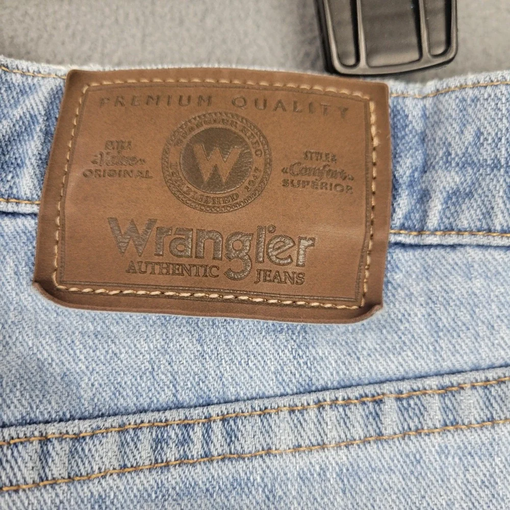 Wrangler Authentic Jeans Mens 32x32 Blue Denim Mid Rise Medium‎ Wash Distressed